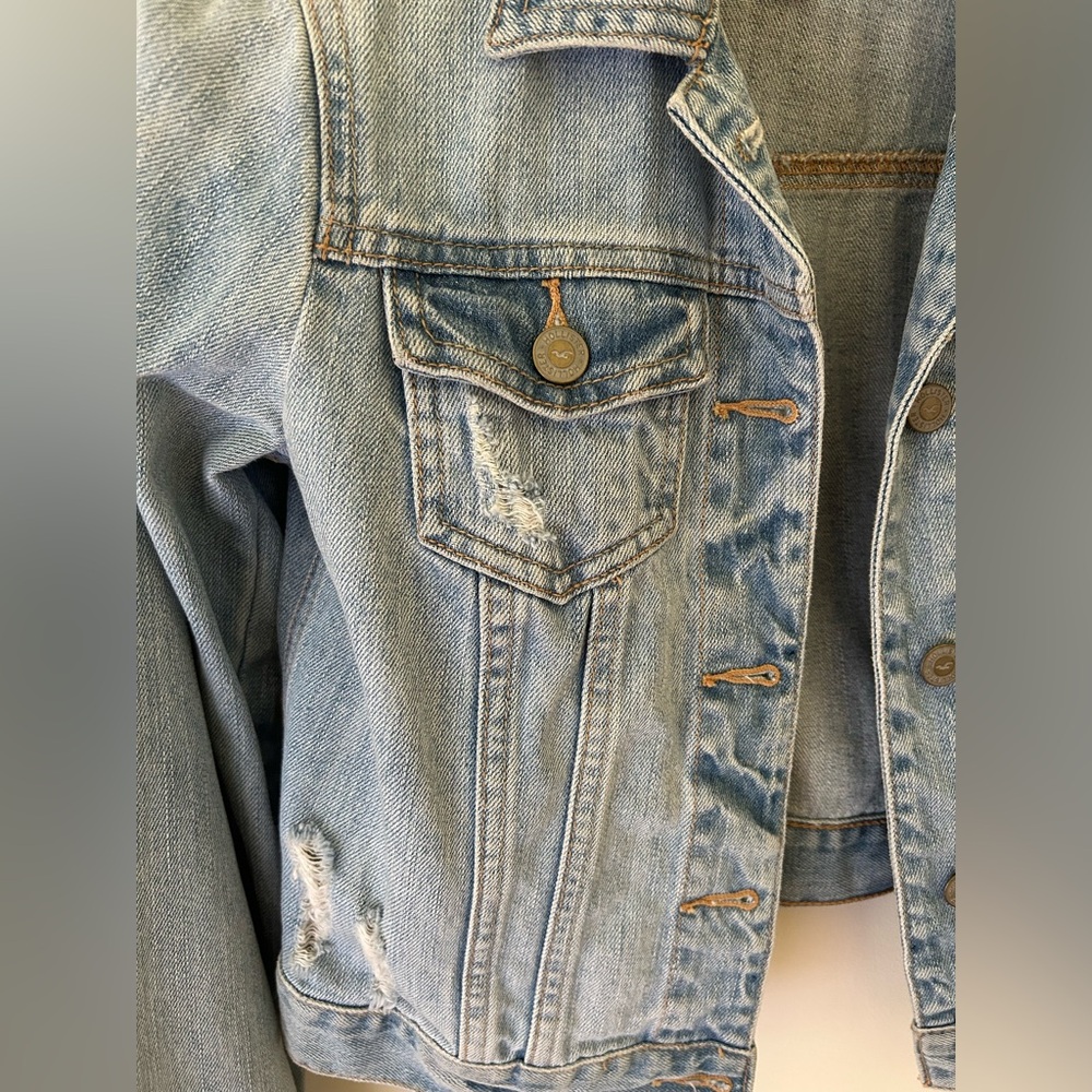 Early 2010s Hollister Light Wash Distressed Denim Jacket
Size: Medium
EUC - Picture 2 of 12